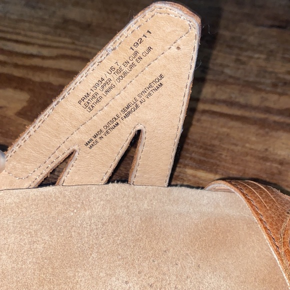 TAOS leather slip on adjustable SANDALS 19211 WOMENS SZ 7 NWOT never worn shoes - Picture 6 of 7